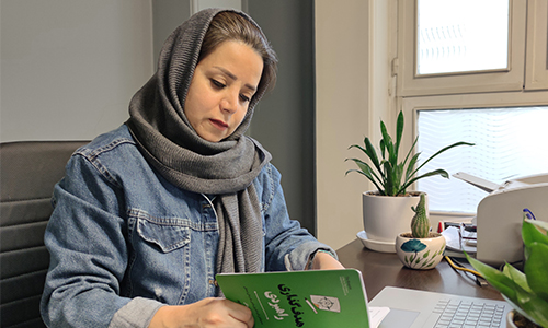 خانم مریم غفوری مدیر انتشارات ترنگ درحال خواندن هدفگذاری راهبردی جو دانکن