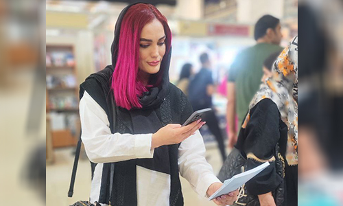 سارا مهدی گوینده نشر ترنگ در نمایشگاه کتاب 1403