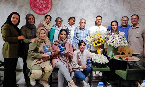 اقای مهدی کامرانی در جشن امضای کتابی که نوشته بنام "آنچه نادیدنیست" از نشر نرنگ چاپ شده با همراهی دوستان و هواداران