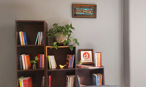 کتابخانه ای کوچک در دفتر نشر ترنگ